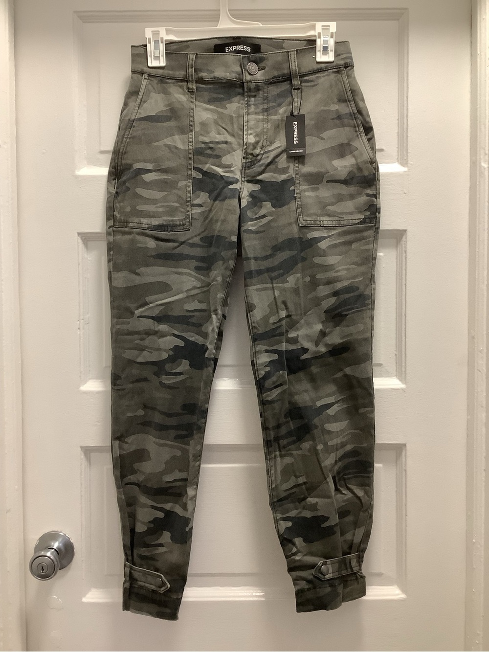 NWT Express Camo Cropped High Rise Utility Pants, Size 2